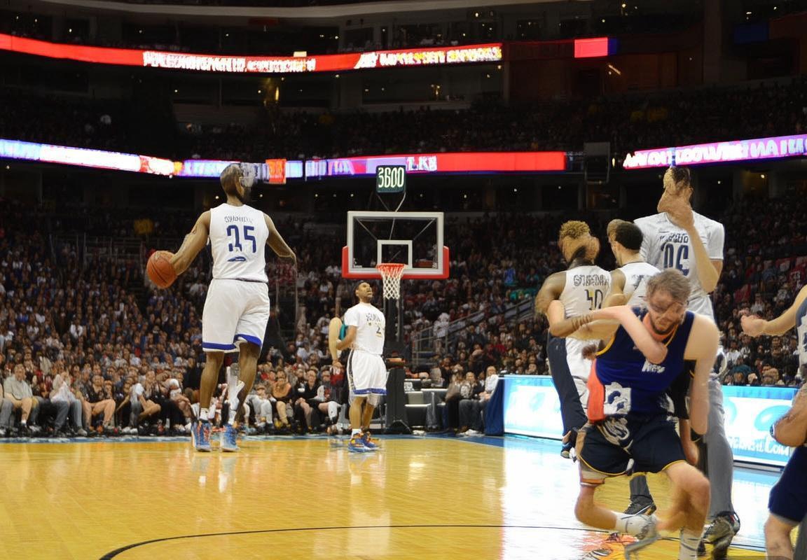 太阳与勇士季前赛爆发过度对抗：德拉蒙德·格林二级恶意犯规驱逐，狄龙·布鲁克斯被肘击引热议，回归篮球竞技本质成焦点